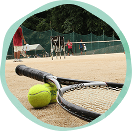 テニスボールとテニスラケット